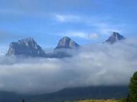Die Three Sisters ragen aus dem Wolkenband hervor - Bow Valley PP